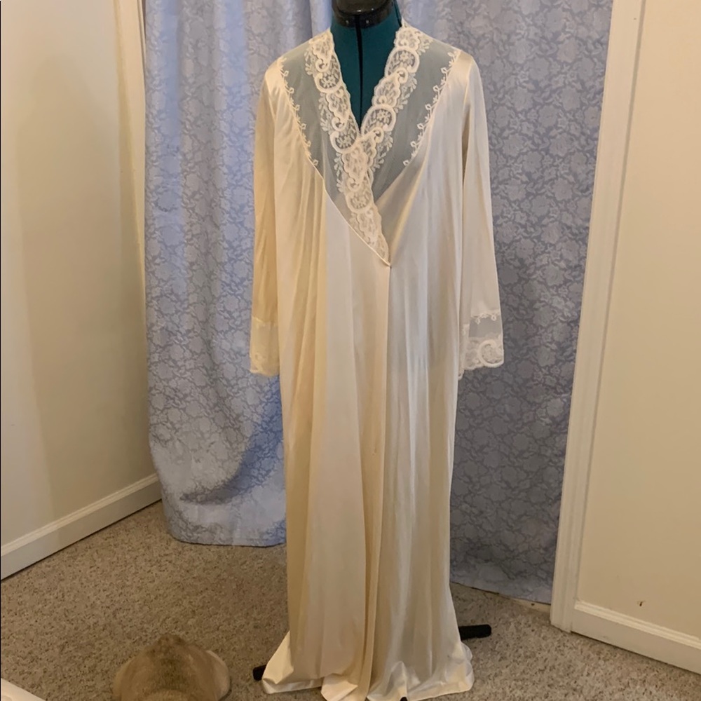Vintage Cream Lace Trim Robe